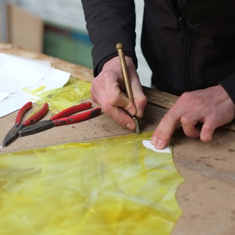 Découpe du verre pour le vitrail