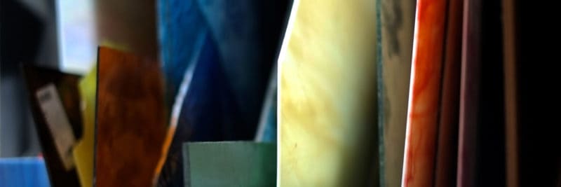 Étagère des verres colorés pour la fabrication de vitraux sur mesure