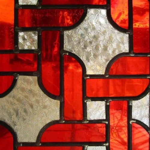 Vitrail vintage aux formes géométriques rouges et blanches