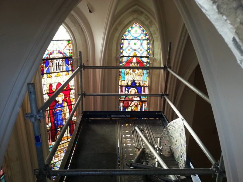 restauration de vitraux dans une église