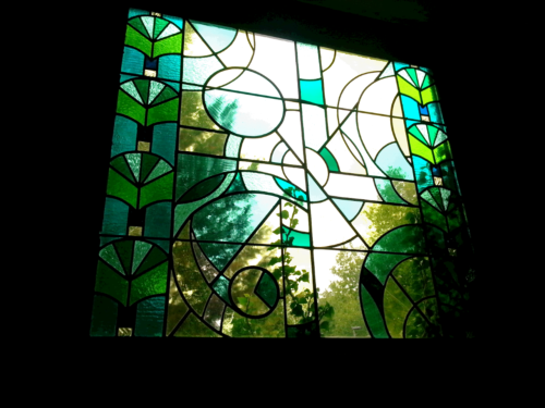 Vitrail moderne sur mesure vu de l'intérieur