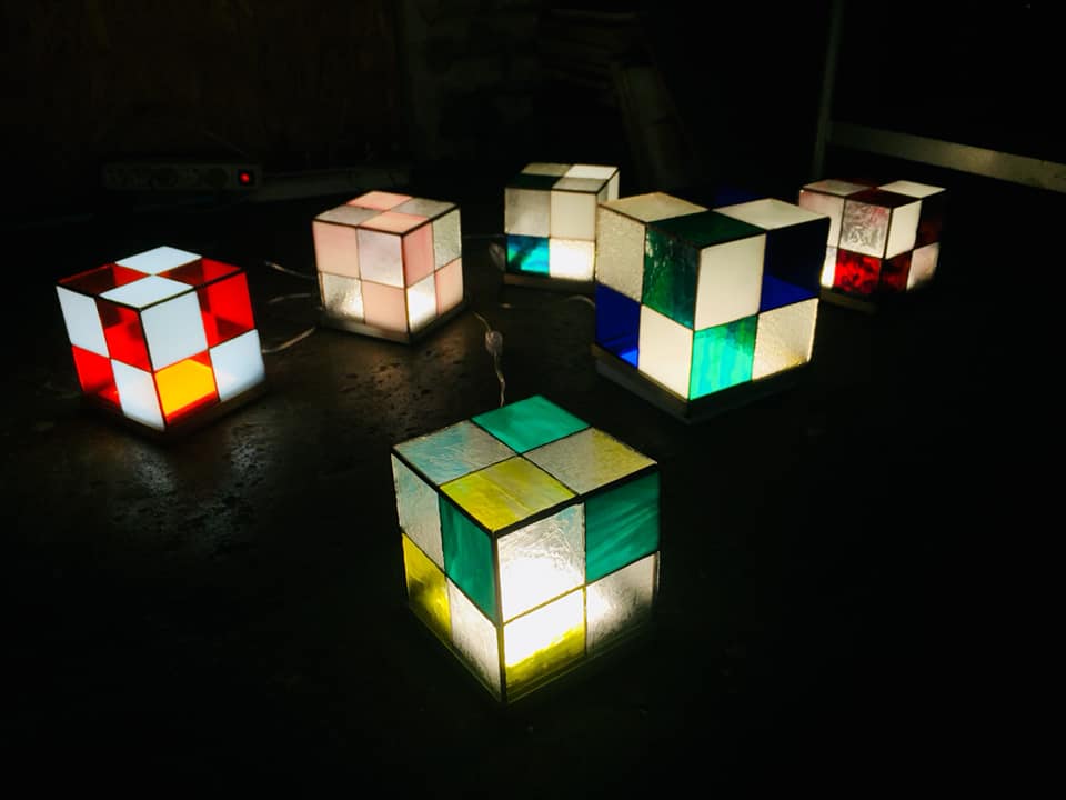 Petits luminaires cubes en verre